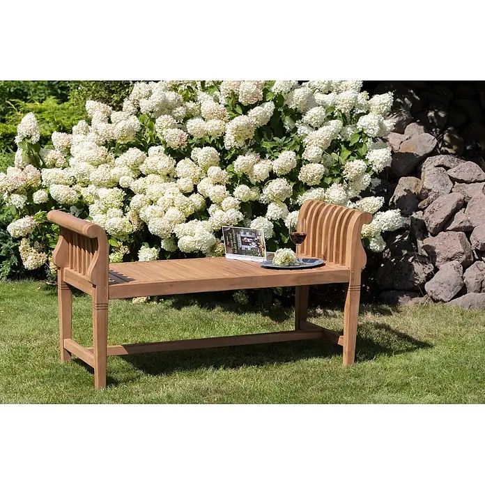 Gartenbank Wigan Teak 130cm ohne Rückenlehne -  - Hölzerne Gartenbank in natürlicher Umgebung, zum Entspannen mit Buch und Wein genutzt.