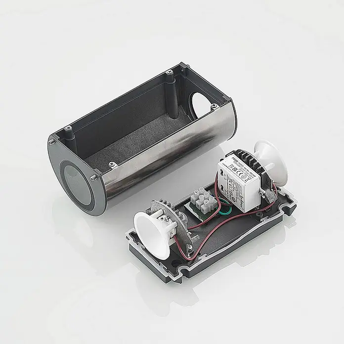 Prios Außenwandleuchte Zavallina - alu / grau / zink, IP54 - Zerlegte Außenwandleuchte: Edelstahl- und graues Gehäuse offen, zeigt LED-Elektronik, Verkabelung und weißen Diffusor.