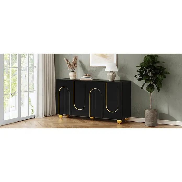 SONNENH Kommode - Schwarz/Gold - Schwarzes Sideboard mit goldenen Art-déco-Akzenten und kugelförmigen Füßen, als elegante Aufbewahrung in einem Raum.
