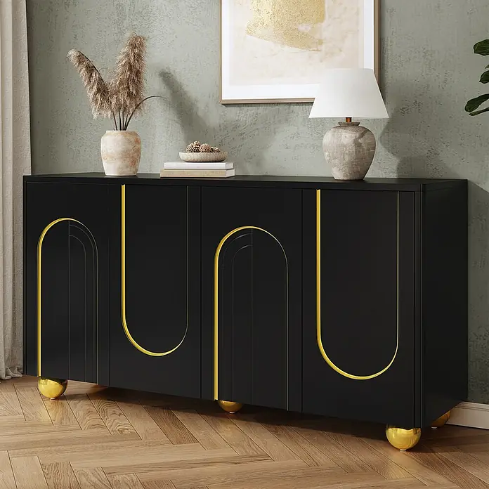 SONNENH Kommode - Schwarz/Gold - Schwarzer Buffetschrank mit goldfarbenen Bogen-Designs und kugelförmigen Füßen, in einem Raum dekoriert.