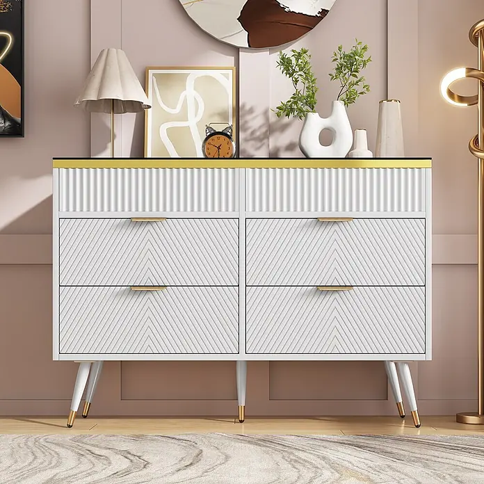 SONNENH Kommode mit 6 Schubladen und Glasauflage, Weiß -  - Weißes Sideboard mit goldenen Akzenten, geometrischen Mustern und schrägen Beinen, in einem modernen Wohnraum inszeniert.