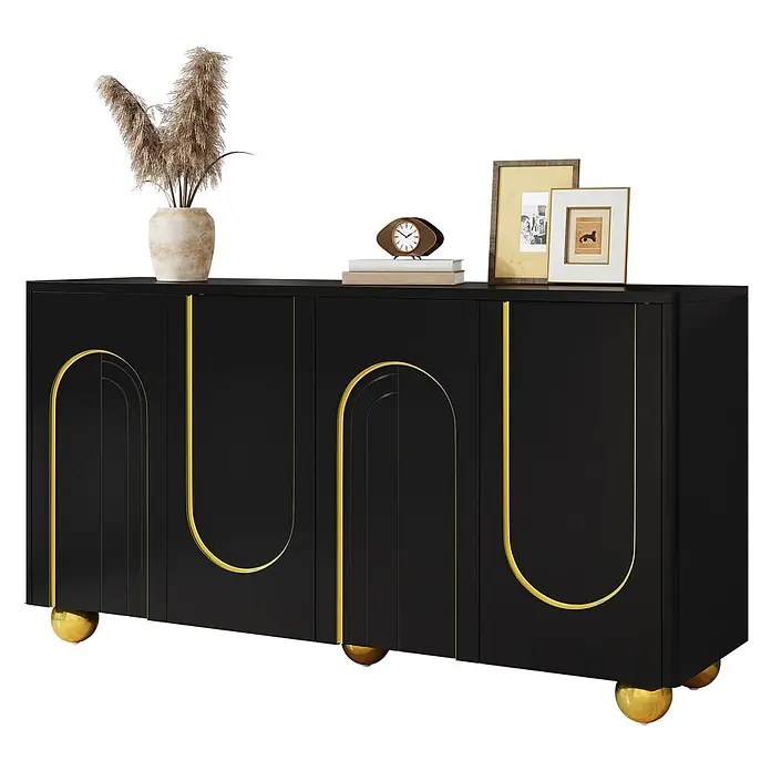 SONNENH Kommode - Schwarz/Gold - Schwarzes Sideboard mit goldenen Bogendetails und kugelförmigen Goldfüßen, dekoriert mit Trockengras, Büchern, Uhr und Bilderrahmen.
