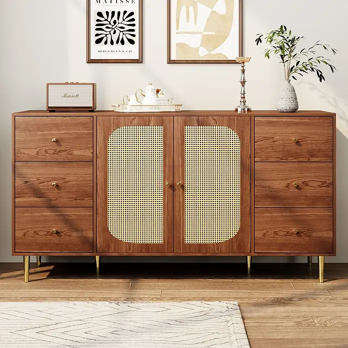 SONNENH Kommode - Holzoptik, Anzahl Schubladen: 6 Stk. - Holz-Sideboard mit Rattantüren und Schubladen, auf goldenen Beinen, in einem Raum inszeniert.