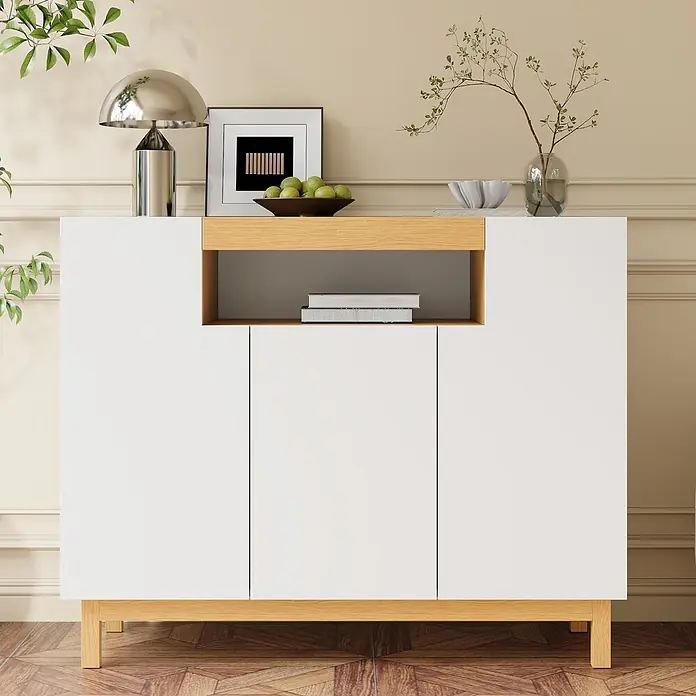 SONNENH Kommode - Weiß/Natur - Modernes Sideboard in Weiß und hellem Holz mit drei Türen und offenem Fach, dekoriert in einem Wohnzimmer.