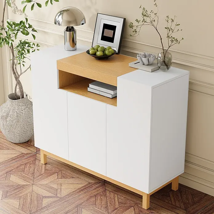 SONNENH Kommode - Weiß/Natur - Weißes Sideboard mit hellen Holzdetails und offenem Regal, in einem Raum mit Deko und Topfpflanze.
