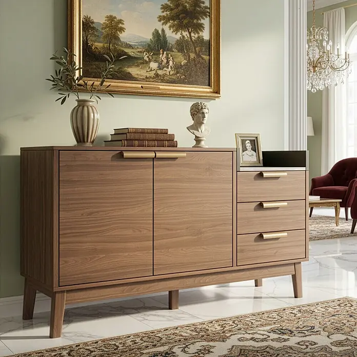 SONNENH Kommode - Eiche/Marmoroptik, Anzahl Schubladen: 3 Stk. - Holz-Sideboard mit zwei Türen und drei Schubladen, mit Messinggriffen, in einem Wohnzimmer arrangiert.