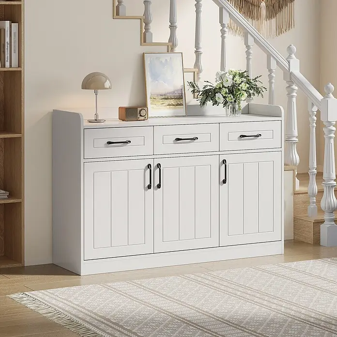 SONNENH Kommode - Weiß, Anzahl Schubladen: 3 Stk. - Weißer Holzschrank mit drei Schubladen und drei Türen, schwarzen Griffen, in einem Flur neben einer Treppe platziert.