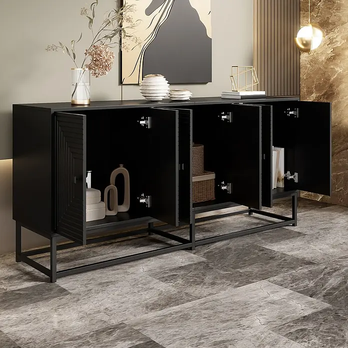 SONNENH Kommode - Schwarz - Schwarzes Sideboard mit offenen Türen und Stauraum, in einem modernen Wohnraum.