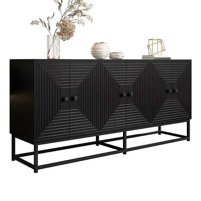 SONNENH Kommode - Schwarz - Schwarzes Sideboard mit vier Türen, geometrischem Muster, quadratischen Griffen, Metallgestell und Dekoartikeln.