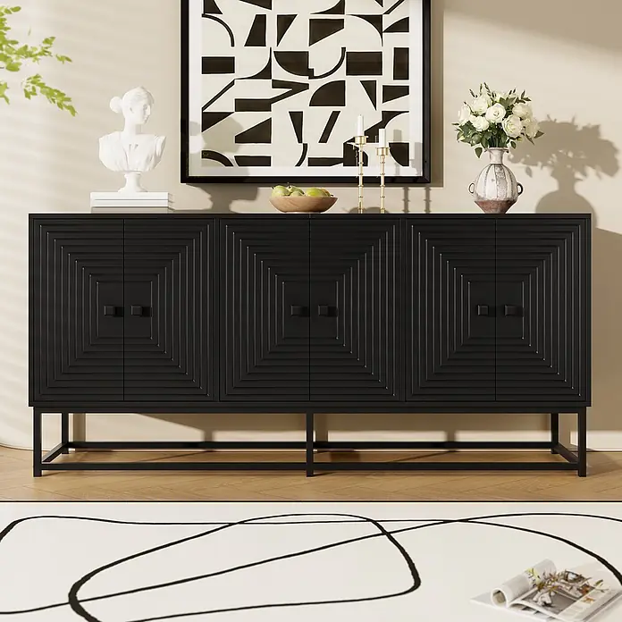 SONNENH Kommode - Schwarz - Ein schwarzes Holz-Sideboard mit geometrisch gemusterten Türen und Metallrahmen.