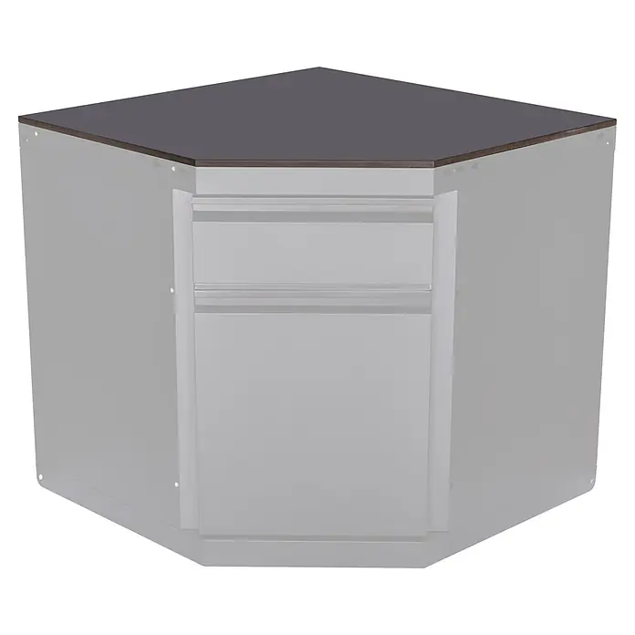 Kingstone Cube Arbeitsplatte - Sintered Stone, Passend für: Kingstone Cube Outdoorküchen-Modul Ecke - Eckvitrine mit dunkelgrauer Platte und transparenten Seiten, die interne Ablagen oder Stauraum zeigen.