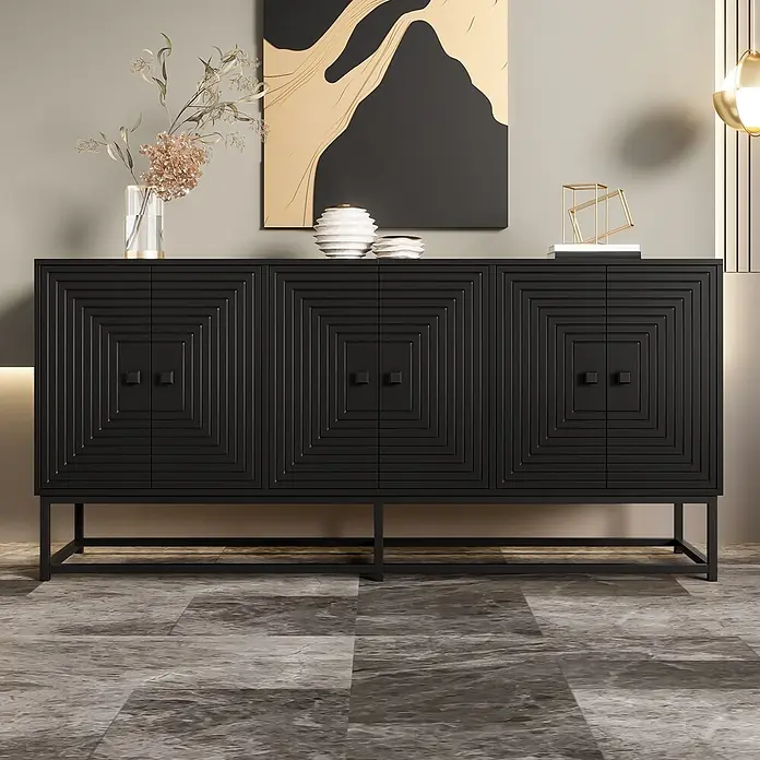 SONNENH Kommode - Schwarz - Modernes schwarzes Sideboard mit geometrischen Quadratmustern auf den Türen und quadratischen Griffen, auf einem Metallgestell, in einem modernen Wohnzimmer.