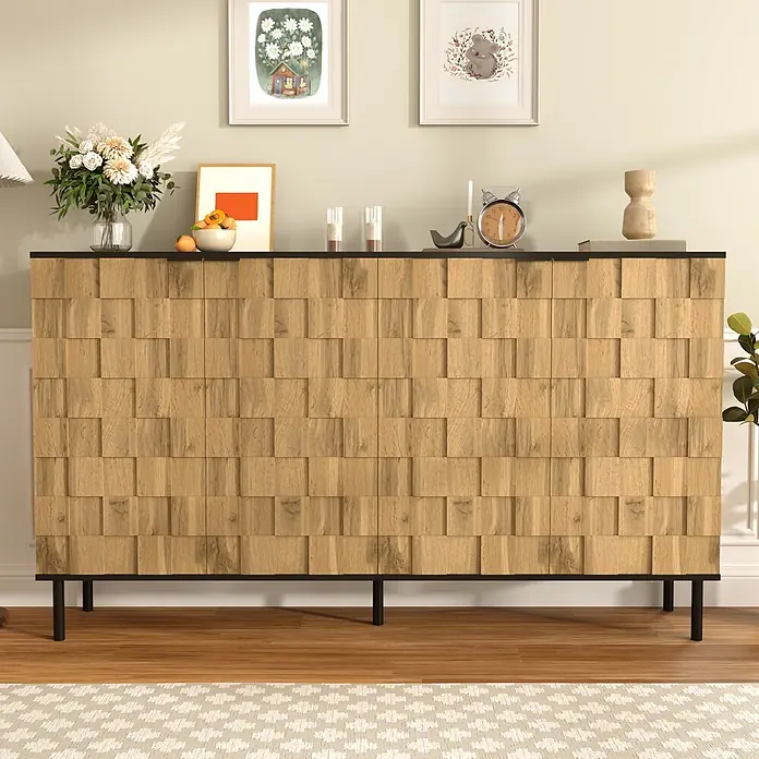 SONNENH Kommode - Natur/Schwarz - Holzsideboard mit strukturierter Front und schwarzem Rahmen, dekoriert in einem Wohnzimmer.