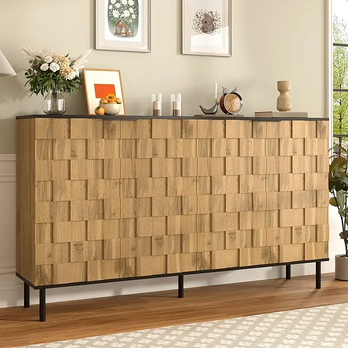 SONNENH Kommode - Natur/Schwarz - Holz-Sideboard mit strukturierter Blockfront und schwarzen Beinen, dekoriert in einem modernen Wohnraum.