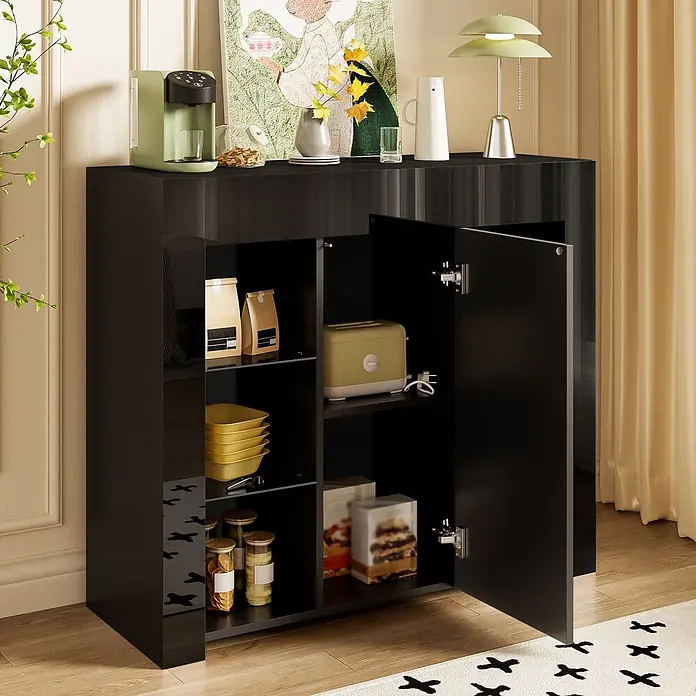SONNENH Kommode - Schwarz - Glänzender schwarzer Lagerschrank mit zwei geöffneten Türen, der Regale mit Küchenartikeln wie Toaster, Lebensmittelbeutel und Geschirr zeigt.