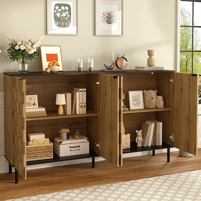 SONNENH Kommode - Natur/Schwarz - Ein dunkles Holz-Sideboard mit schwarzer Platte und Beinen, offene Türen zeigen Stauraum für Bücher und Deko.