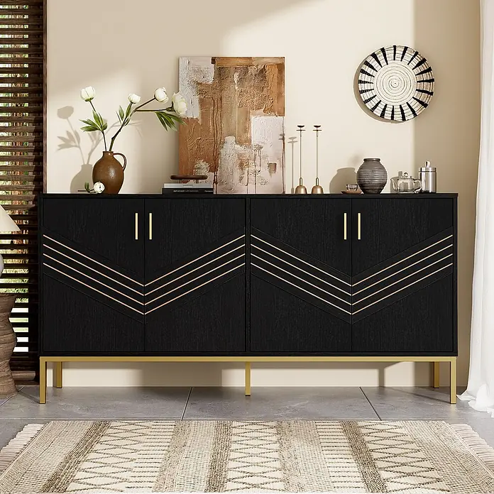 SONNENH Kommode - Schwarz/Gold - Schwarzes Holzsideboard mit goldenen Griffen, geometrischen Akzenten und goldenen Beinen in einem modernen Raum.