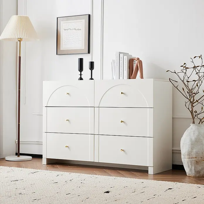 SONNENH Kommode mit 6 Schubladen und Bogenfront, Weiß -  - Weiße Kommode mit sechs Schubladen und goldenen Knöpfen, mit gewölbtem Design oben, in einem modernen Wohnraum.