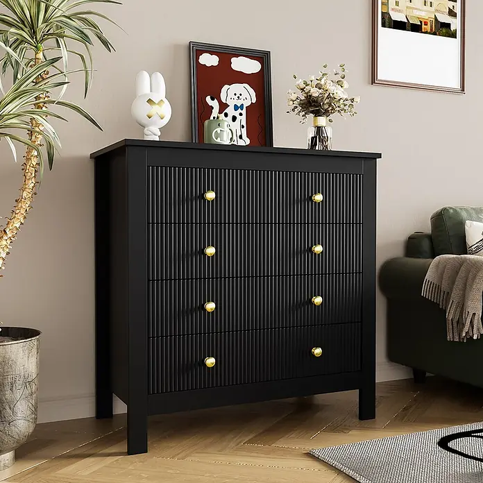 SONNENH Kommode - Schwarz/Gold, Anzahl Schubladen: 5 Stk. - Schwarze Kommode mit 4 Schubladen, geriffelten Paneelen und goldenen Knöpfen, die ein gemütliches Wohnzimmer aufwertet.