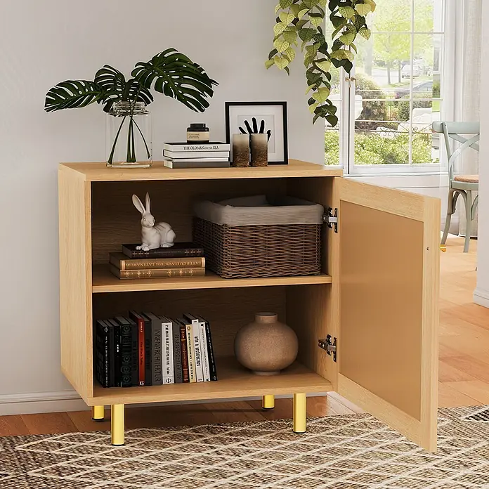 SONNENH Kommode - Natur - Schrank in Eichenoptik mit goldenen Beinen, offene Tür zeigt Regale mit Büchern, einem Deko-Hasen, Korb und Vase.