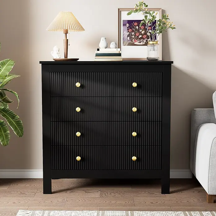 SONNENH Kommode - Schwarz/Gold, Anzahl Schubladen: 5 Stk. - Schwarze Kommode mit sechs goldenen Knöpfen und geriffelter Textur, dekoriert mit Lampe, Büchern und Pflanze im Wohnbereich.