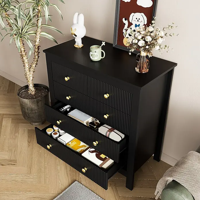 SONNENH Kommode - Schwarz/Gold, Anzahl Schubladen: 5 Stk. - Schwarze Kommode mit goldfarbenen Knöpfen und geriffelten Schubladen, eine offen, in einem Wohnzimmer.