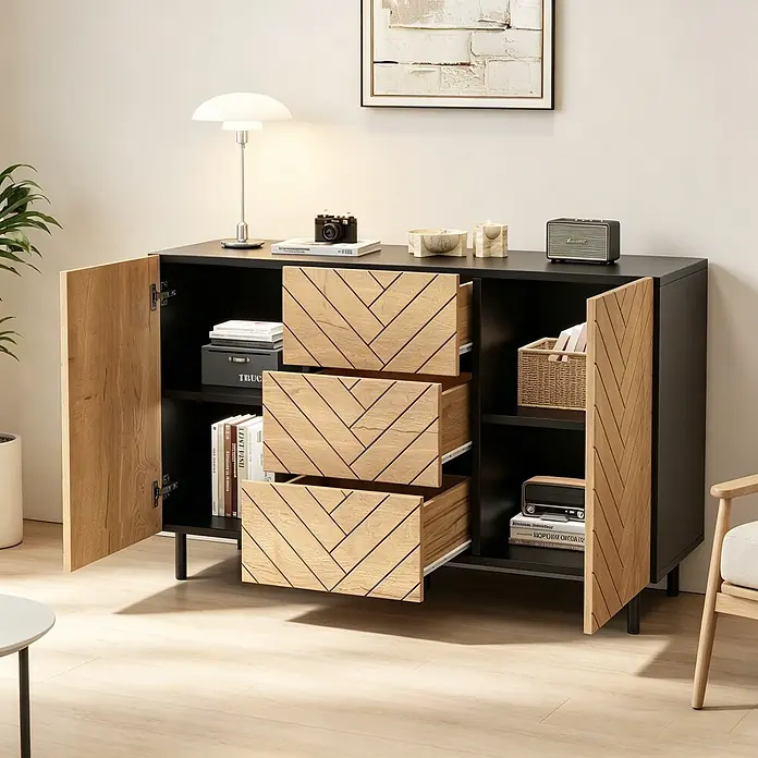 SONNENH Kommode - Schwarz/Naturholzoptik, Anzahl Schubladen: 3 Stk. - Schwarzes Sideboard mit Türen und Schubladen aus Naturholz im Fischgrätmuster, bietet viel Stauraum. Mehrere Schubladen und eine Tür sind offen.