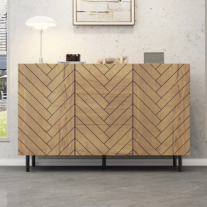 SONNENH Kommode - Schwarz/Naturholzoptik, Anzahl Schubladen: 3 Stk. - Sideboard aus Eichenholz mit Fischgrätmuster und schwarzen Metallbeinen in einem modernen Raum.