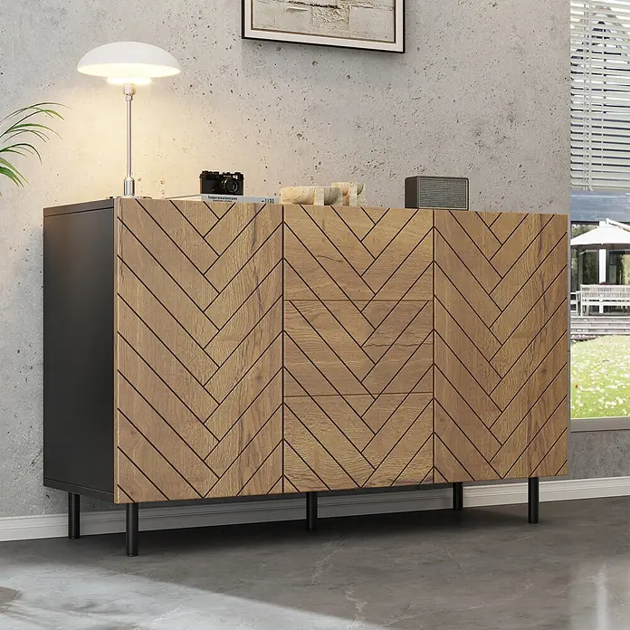 SONNENH Kommode - Schwarz/Naturholzoptik, Anzahl Schubladen: 3 Stk. - Modernes Holzsideboard mit Fischgrätmuster-Fronten, schwarzem Rahmen und Metallbeinen, mit Lampe und Deko.