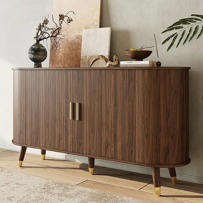 SONNENH Kommode - Nussbaumfarben, Anzahl Schubladen: 2 Stk. - Dunkelholz-Anrichte mit Rillenmuster und Goldakzenten, in modernem Wohnzimmer arrangiert.