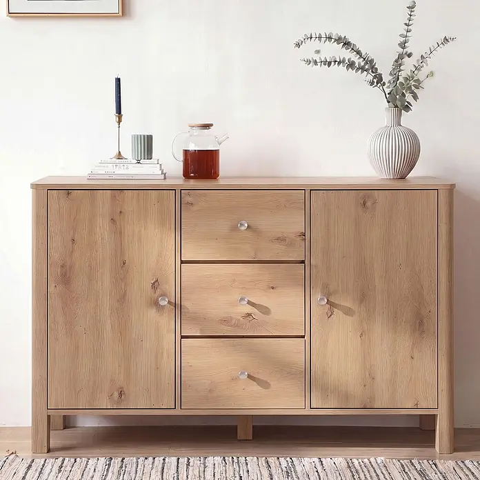 SONNENH Kommode - Eichenoptik, Anzahl Schubladen: 3 Stk. - Helles Holz Sideboard mit zwei Schranktüren und drei zentralen Schubladen, dekoriert mit Wohnaccessoires.