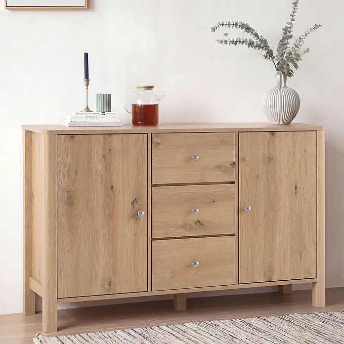 SONNENH Kommode - Eichenoptik, Anzahl Schubladen: 3 Stk. - Helles Sideboard in Holzoptik mit zwei Türen und drei Schubladen, dekoriert.