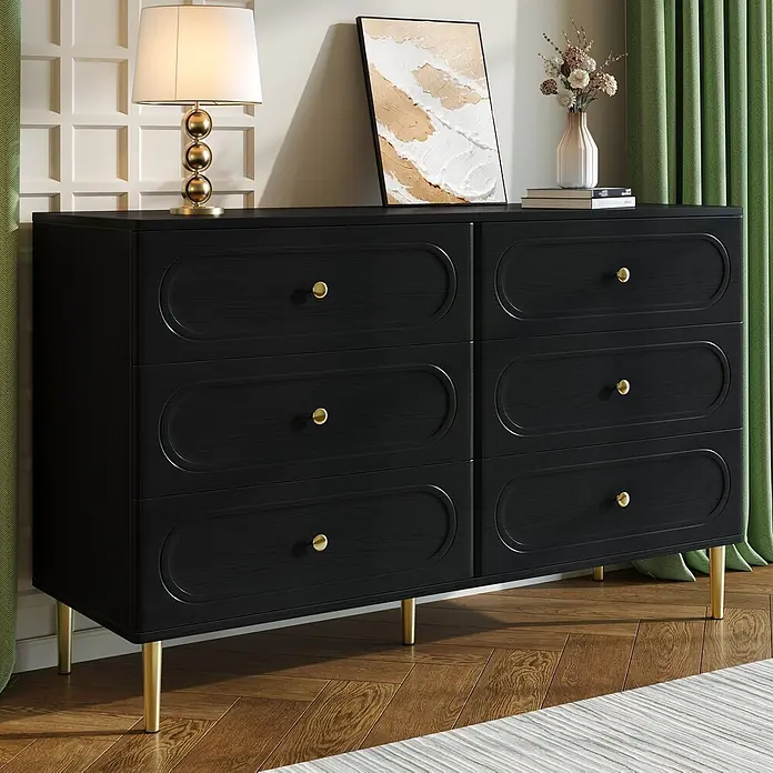 SONNENH Kommode - Schwarz, Anzahl Schubladen: 6 Stk. - Schwarze Holzkommode mit sechs Schubladen, goldenen Knöpfen und Beinen, stilvoll in einem Zimmer dekoriert.