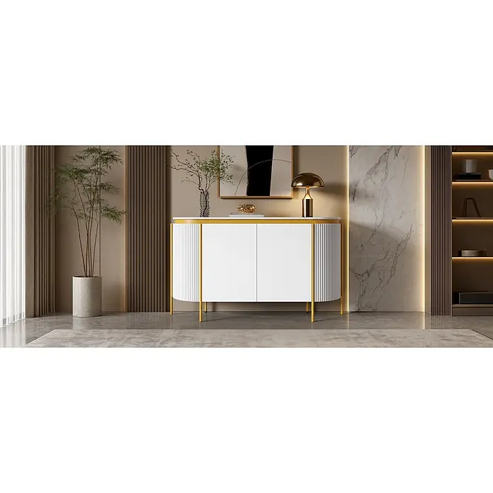 SONNENH Kommode mit abgerundeten Seiten und vier Türen, Weiß/Gold -  - Weißes und goldenes Sideboard mit geriffelten Seitenpaneelen und zwei Türen, das einen modernen Raum akzentuiert.