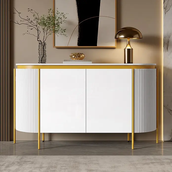 SONNENH Kommode mit abgerundeten Seiten und vier Türen, Weiß/Gold -  - Modernes weißes und goldenes Sideboard mit gerippten Seiten auf goldenen Beinen in einem stilvollen Interieur.
