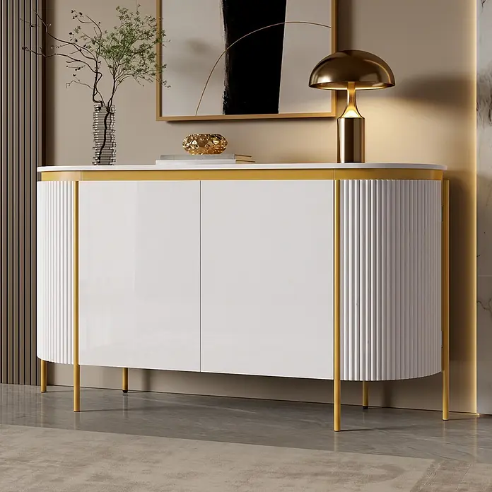 SONNENH Kommode mit abgerundeten Seiten und vier Türen, Weiß/Gold -  - Modernes weißglänzendes Sideboard mit goldenen Akzenten und geriffelten Seiten, dekoriert im Wohnbereich.