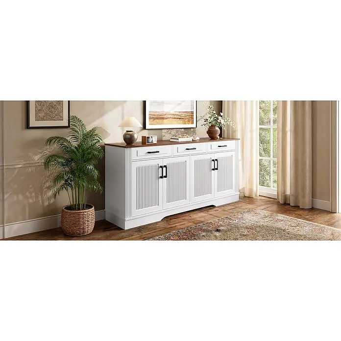SONNENH Kommode - Weiß/Holzoptik, Anzahl Schubladen: 3 Stk. - Weißes Holz-Sideboard mit brauner Platte, drei Schubladen und gerillten Schranktüren mit schwarzen Griffen im Wohnzimmer.