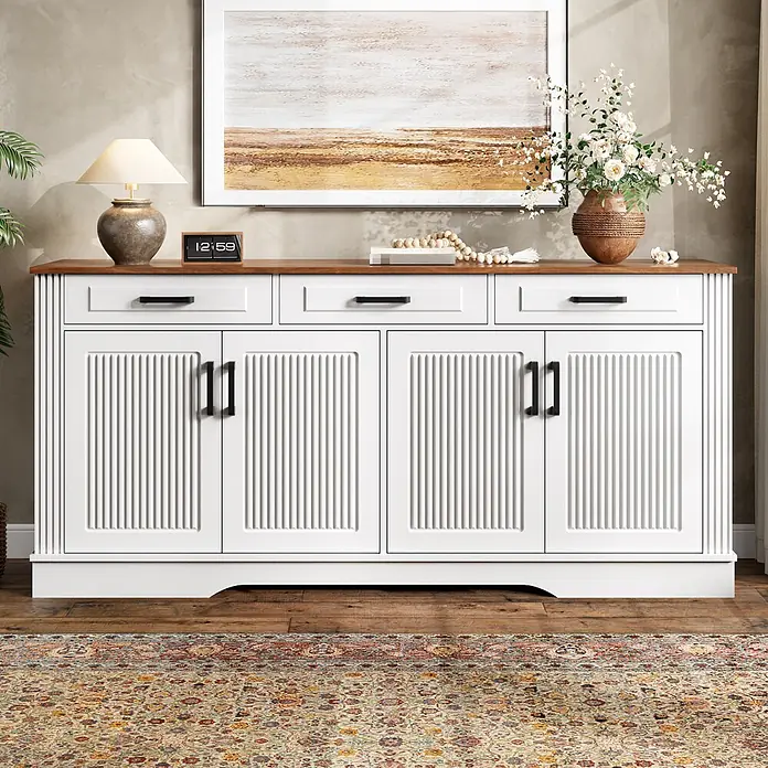 SONNENH Kommode - Weiß/Holzoptik, Anzahl Schubladen: 3 Stk. - Weißes Holz-Sideboard mit brauner Platte, drei Schubladen und vier gerippten Türen, dekoriert im Wohnzimmer.