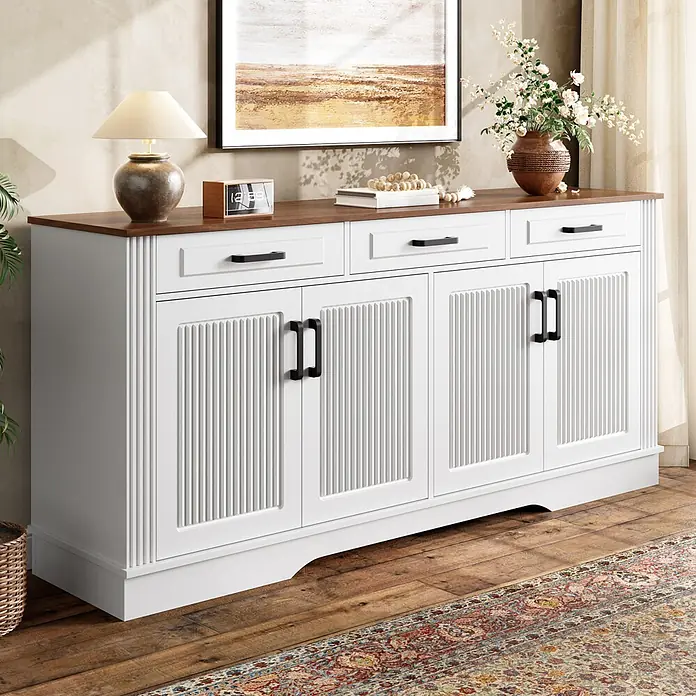 SONNENH Kommode - Weiß/Holzoptik, Anzahl Schubladen: 3 Stk. - Weißes Sideboard mit Holzplatte und gerillten Türpaneelen, drei Schubladen und vier Türen mit schwarzen Griffen, im Wohnzimmer.