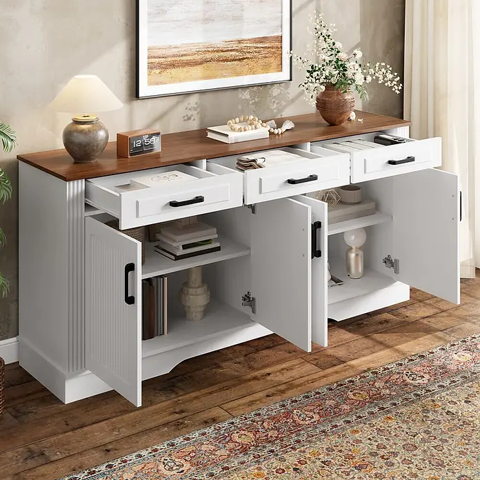 SONNENH Kommode - Weiß/Holzoptik, Anzahl Schubladen: 3 Stk. - Weißes Sideboard mit brauner Holzplatte, drei Schubladen und vier offenen Türen, die Regale in einem Wohnbereich zeigen.