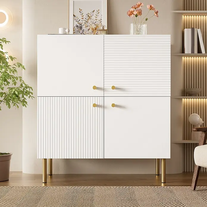SONNENH Kommode - Weiß/Gold - Weißer moderner Schrank mit goldenen Griffen und Beinen, strukturierten Türen, in gemütlichem Wohnzimmer.