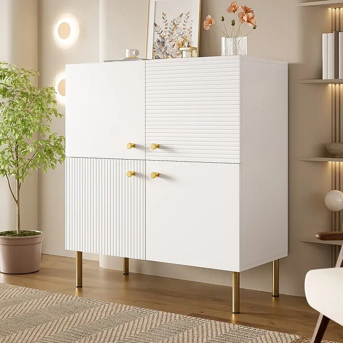 SONNENH Kommode - Weiß/Gold - Weißer Schrank mit goldenen Griffen und Beinen, strukturierten Türen, in modernem Raumambiente.