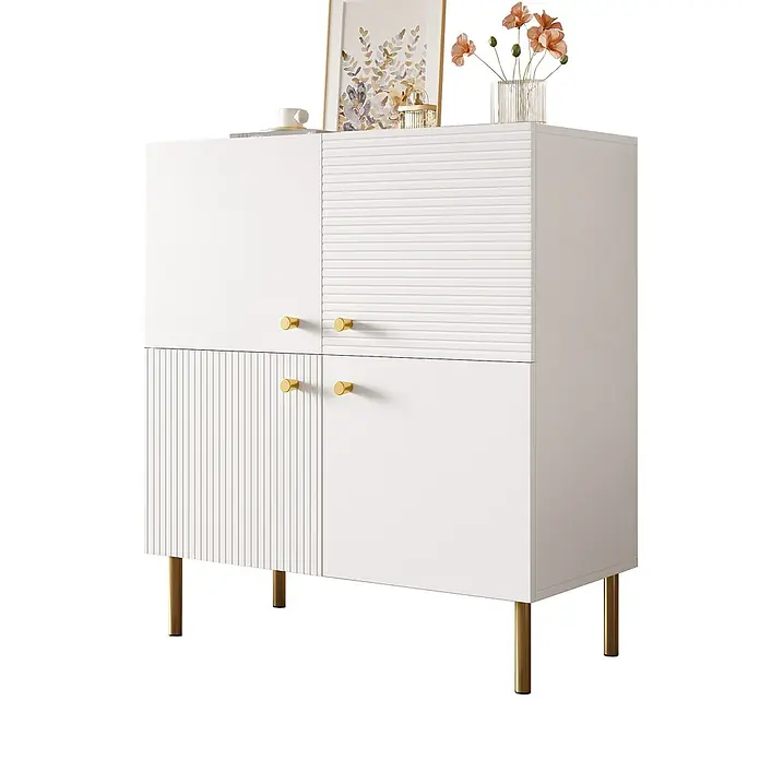 SONNENH Kommode - Weiß/Gold - Weißer Schrank mit vier Türen, zwei davon mit strukturierten Mustern, und goldfarbenen Griffen und Beinen. Elegante Aufbewahrungseinheit.