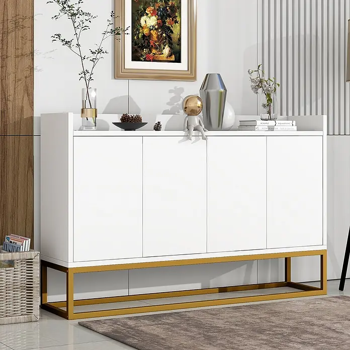 SONNENH Kommode mit vier grifflosen Türen, Weiß -  - Weißer Kommode mit vier Türen und goldenen Metallbeinen, dekoriert im Wohnzimmer.
