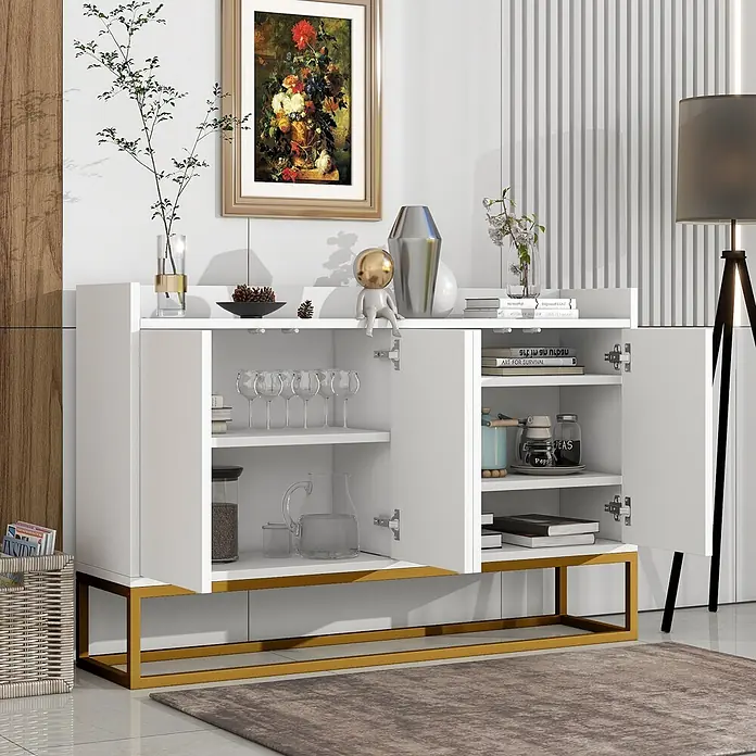 SONNENH Kommode mit vier grifflosen Türen, Weiß -  - Weißes Sideboard mit goldenem Gestell, vier Türen und Innenregalen, die verschiedene Gegenstände wie Gläser und Bücher zeigen.