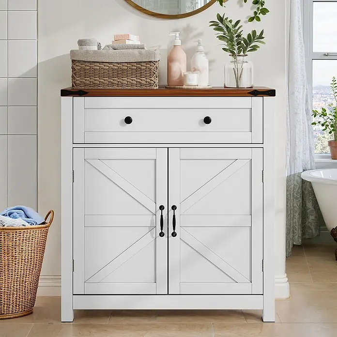 SONNENH Kommode - Weiß/Walnuss-Optik, Anzahl Schubladen: 1 Stk. - Weißer Badschrank mit Holzplatte, Schublade und Scheunentor-Stiltüren, im Badezimmer stehend.