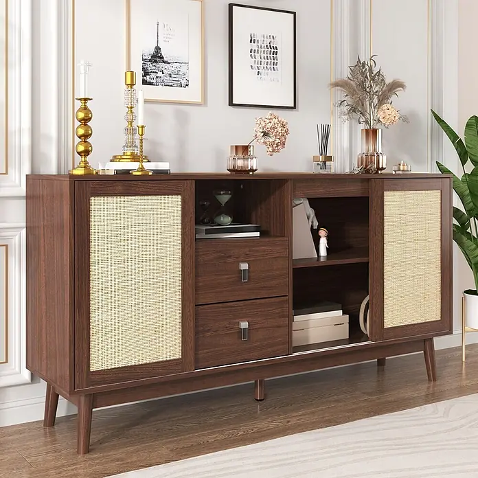 SONNENH Kommode - Dunkle Holzoptik, Anzahl Schubladen: 2 Stk. - Dunkelbraunes Holz-Sideboard mit Rattan-Schranktüren, zwei Schubladen und offenen Regalen, dekoriert in einem Wohnzimmer.