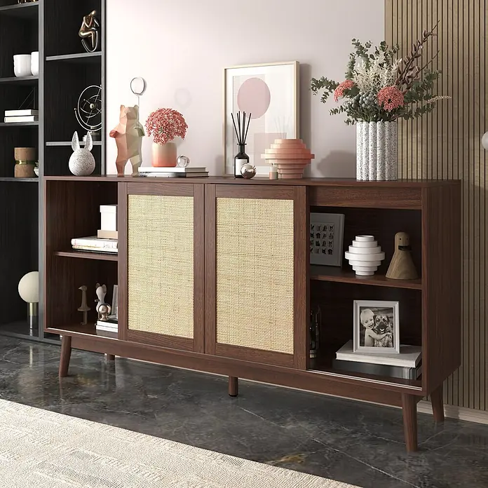 SONNENH Kommode - Dunkle Holzoptik, Anzahl Schubladen: 2 Stk. - Dunkles Holz Sideboard mit Rattan-Schiebetüren und offenen Fächern, stilvoll dekoriert in einem Wohnzimmer.