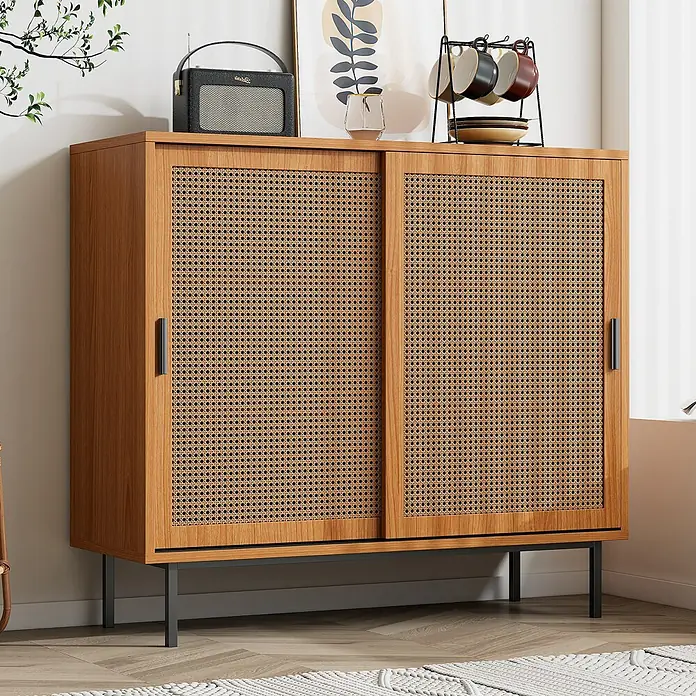 SONNENH Kommode - Walnuss - Holzschrank mit Rattan-Schiebetüren und schwarzen Metallbeinen. Eine moderne Aufbewahrungseinheit.