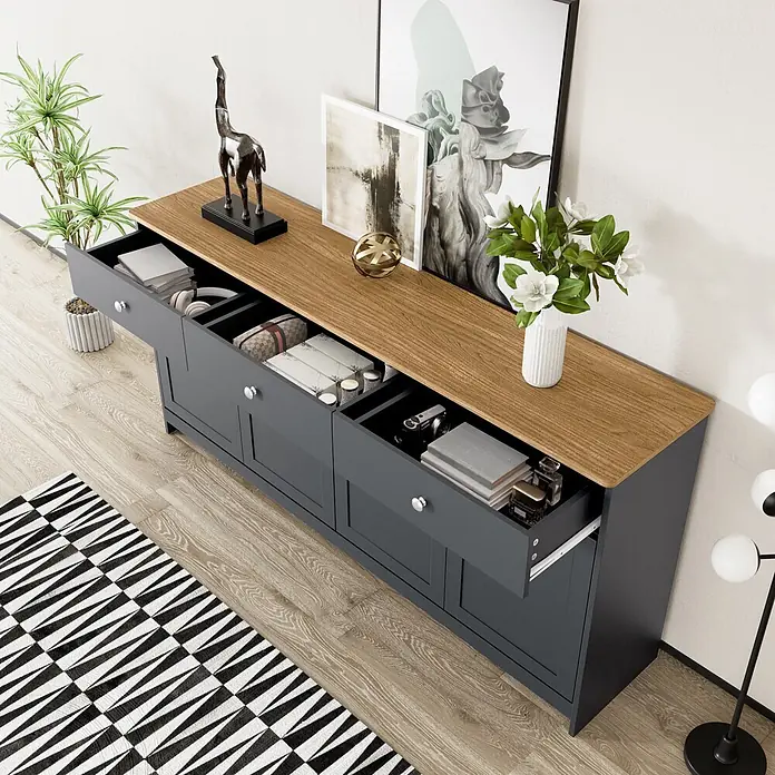 SONNENH Kommode - Grauschwarz/Holzoptik, Anzahl Schubladen: 3 Stk. - Dunkelgraues Sideboard mit heller Holzplatte, geöffneten Schubladen und Stauraum in einem modernen Wohnraum.
